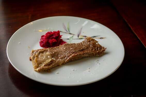 משגע לצד חזרת. נתח השפונדרה מהמרק // צילום: אריק סולטן